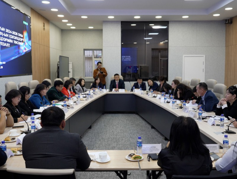 Эрүүл мэндийн салбарынхан ажил хаяхгүй